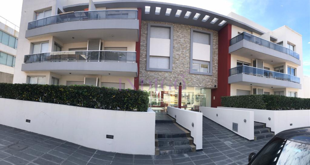 Casa Ref.189 - Casa en alquiler a pasitos de la playa Brava, 3 dormitorios mas dependencia de servicio.