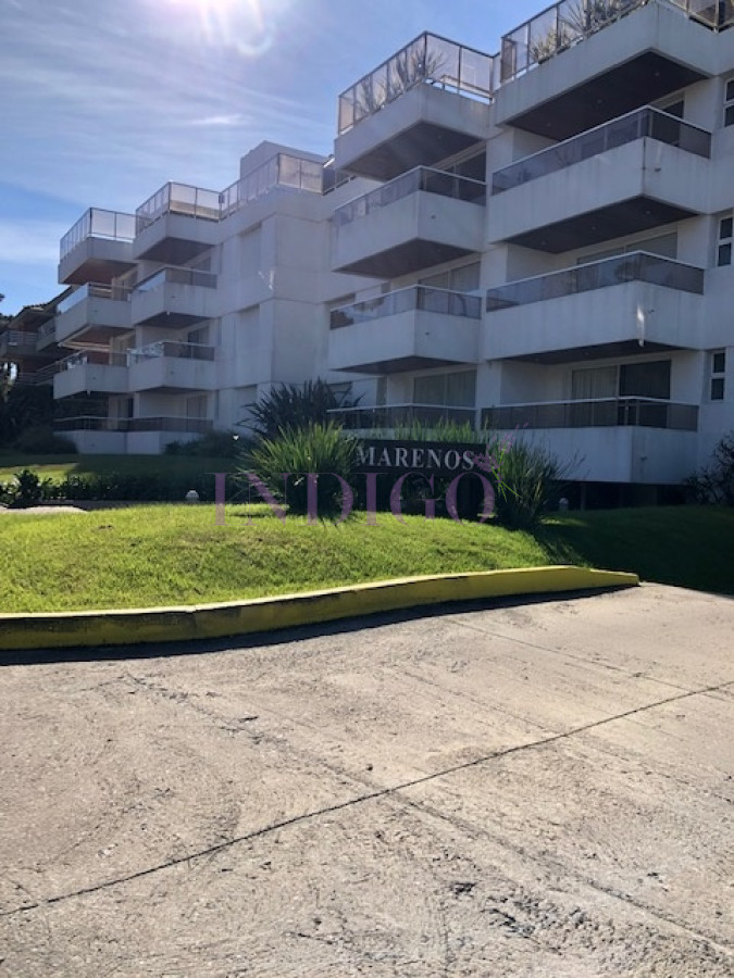 Apartamento Ref.154 - Muy buen departamento en alquiler en torre con todos los servicios frente al mar en playa  Mansa, 2 dormitorios .