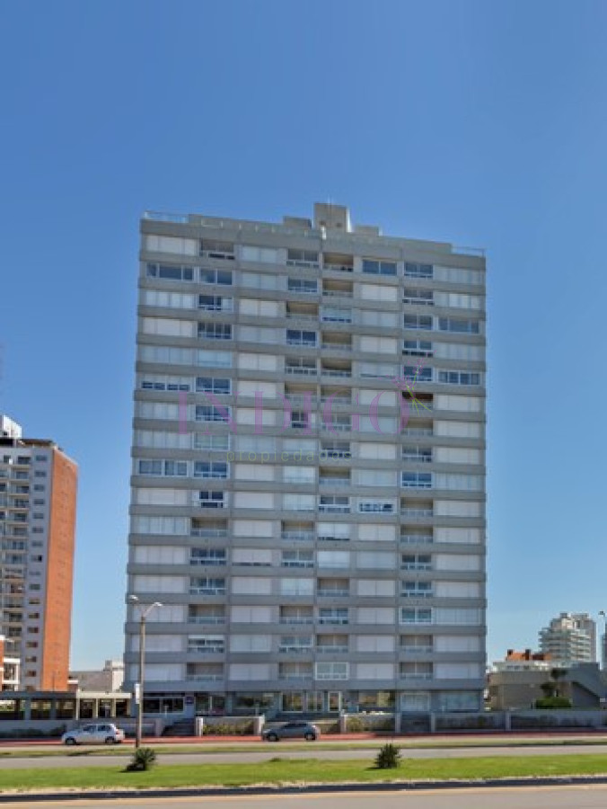 Apartamento Ref.150 -  En alquiler, Playa  Brava, 3 dormitorios, primera fila .