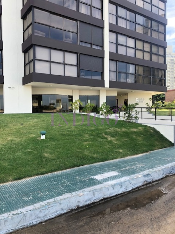 Apartamento Ref.393 - Buena oportunidad!!! Frente al mar, con todos los servicios, buena renta.