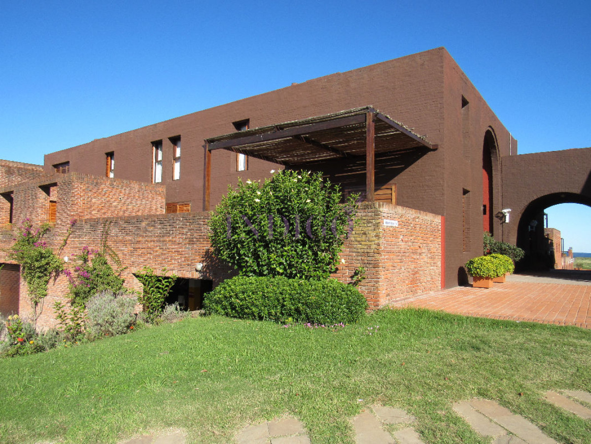 Apartamento Ref.15 - Muy lindo departamento en alquiler en Manantiales, 3 dormitorios , mas dependencia de servicio.