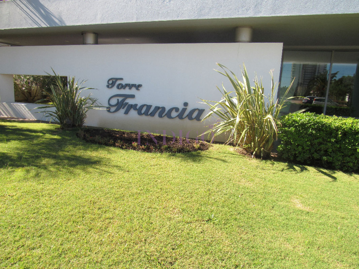 Apartamento Ref.29 - Departamento en alquiler sobre Avenida Francia a metros del Mar.