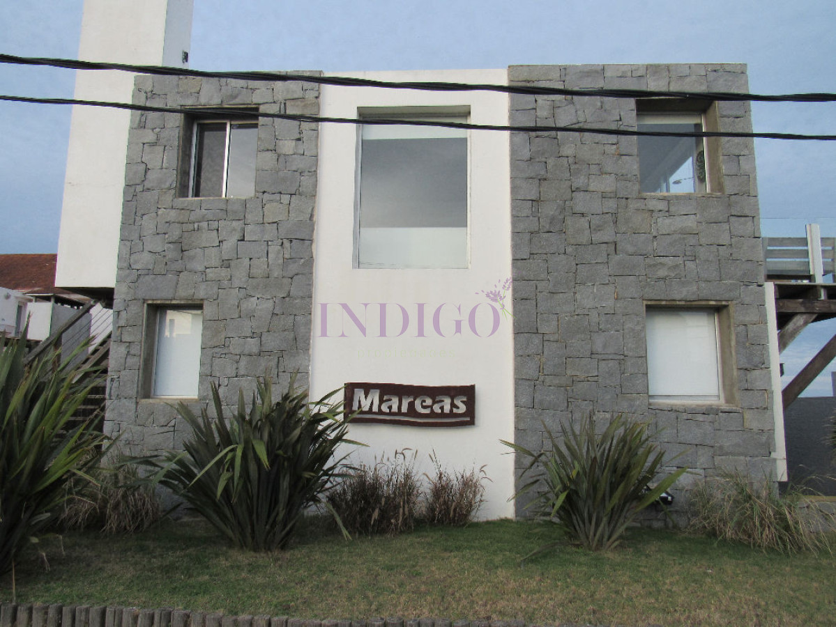 Apartamento Ref.78 -  Venta y alquiler sobre playa Montoya, 3 dormitorios mas amplio playroom.
