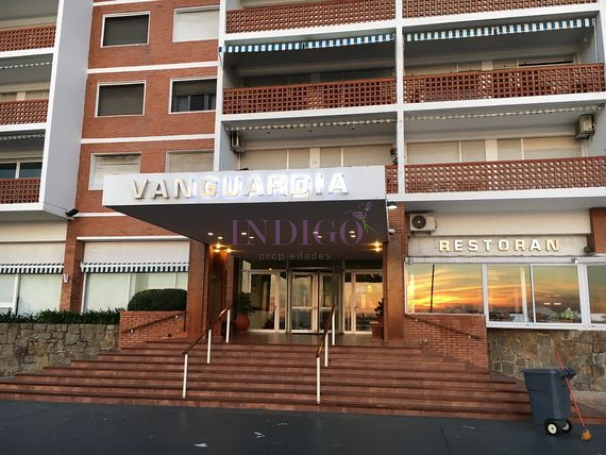 Apartamento Ref.141 - Muy lindo departamento en alquiler  frente al agua en plena playa  Mansa, 2 dormitorios .
