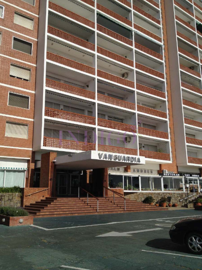 Apartamento Ref.141 - Muy lindo departamento en alquiler  frente al agua en plena playa  Mansa, 2 dormitorios .