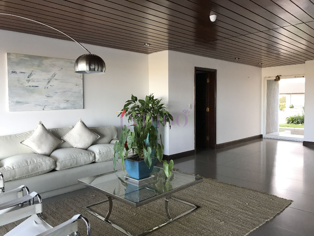 Apartamento Ref.150 -  En alquiler, Playa  Brava, 3 dormitorios, primera fila .