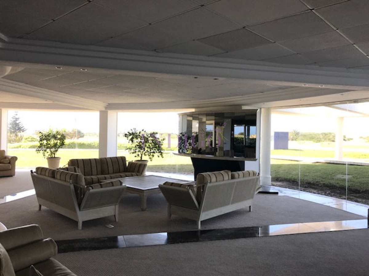 Apartamento Ref.153 - Importante departamento en Brava en venta y alquiler. 3 dormitorios .
