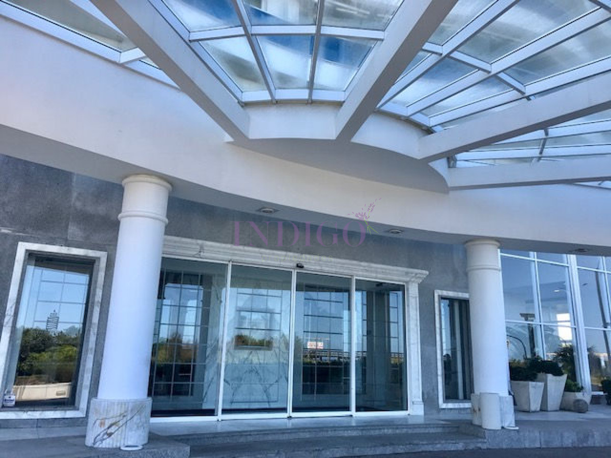 Apartamento Ref.154 - Muy buen departamento en alquiler en torre con todos los servicios frente al mar en playa  Mansa, 2 dormitorios .