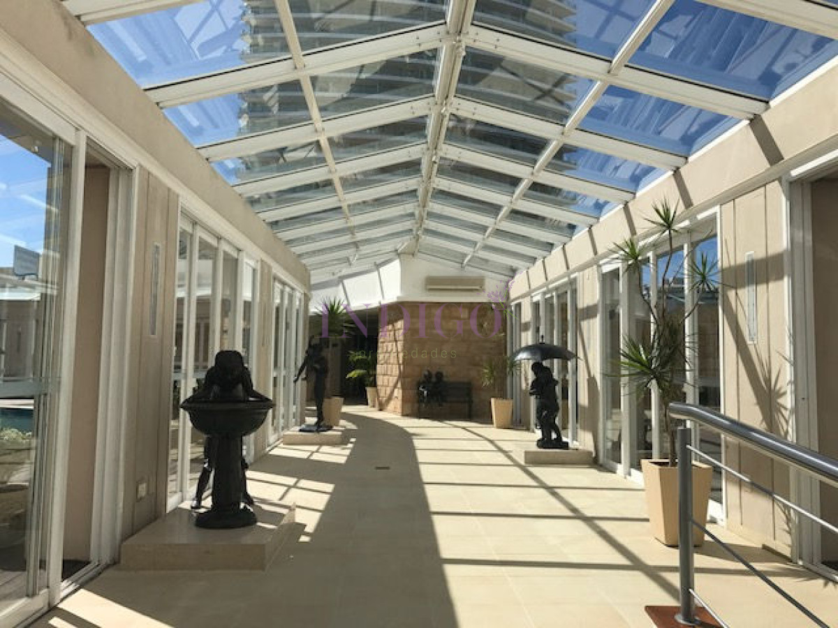 Apartamento Ref.154 - Muy buen departamento en alquiler en torre con todos los servicios frente al mar en playa  Mansa, 2 dormitorios .