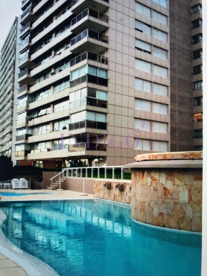 Apartamento Ref.382 - Departamento frente al mar en playa Mansa, 3 dormitorios .