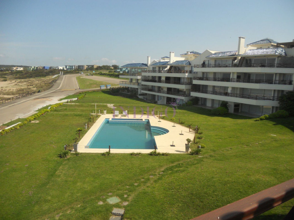 Apartamento Ref.220 - Departamento en venta y alquiler en Manantiales, 3 dormitorios mas dependencia de servicio.