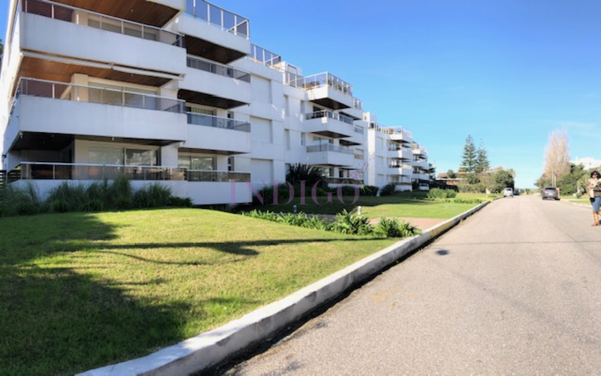 Apartamento Ref.154 - Muy buen departamento en alquiler en torre con todos los servicios frente al mar en playa  Mansa, 2 dormitorios .