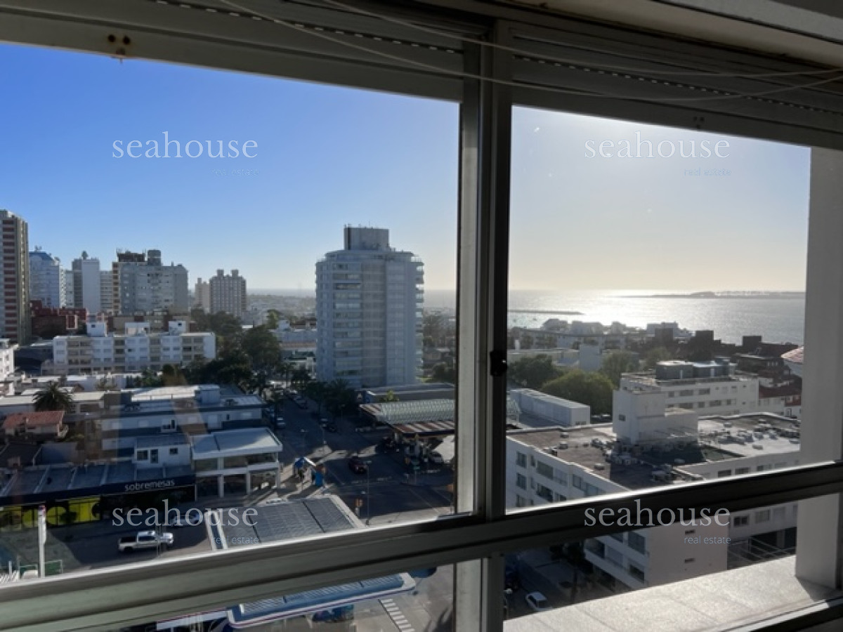 Apartamento Ref.800 - Apartamento en Peninsula a 1 cuadra playa mansa y a 2 playa brava.