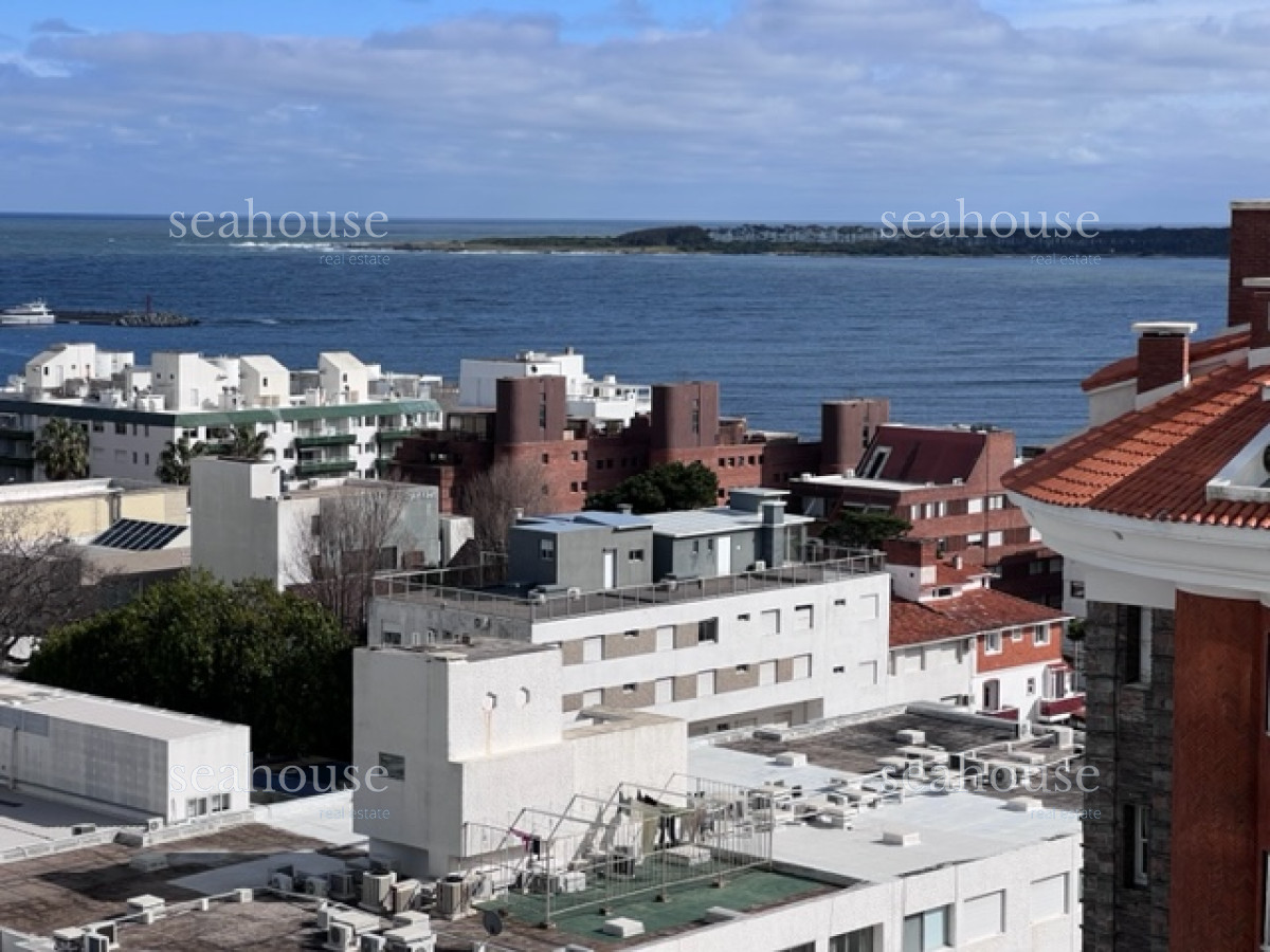 Apartamento Ref.800 - Apartamento en Peninsula a 1 cuadra playa mansa y a 2 playa brava.