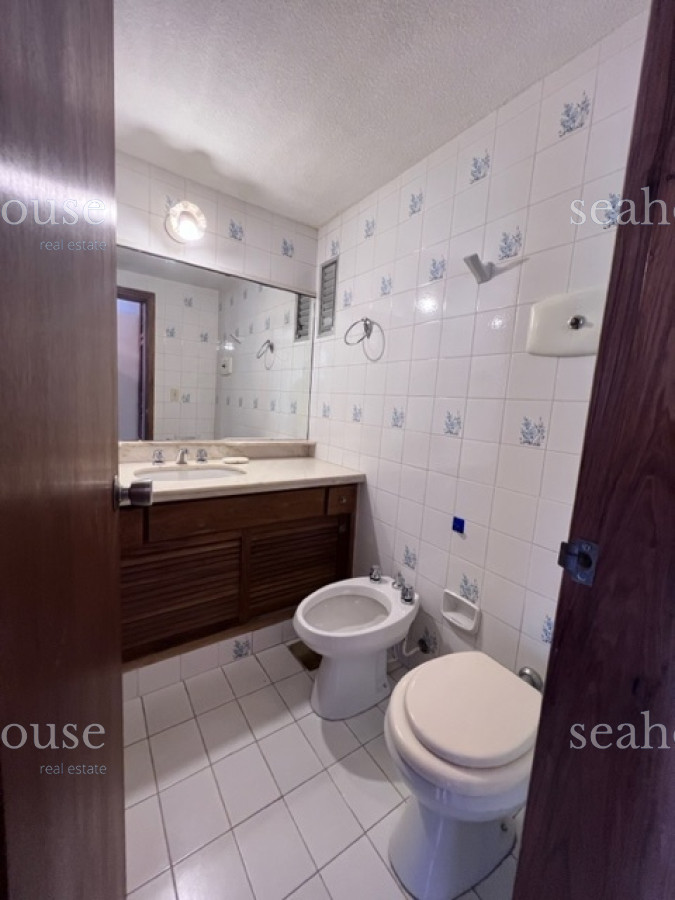 Apartamento Ref.800 - Apartamento en Peninsula a 1 cuadra playa mansa y a 2 playa brava.