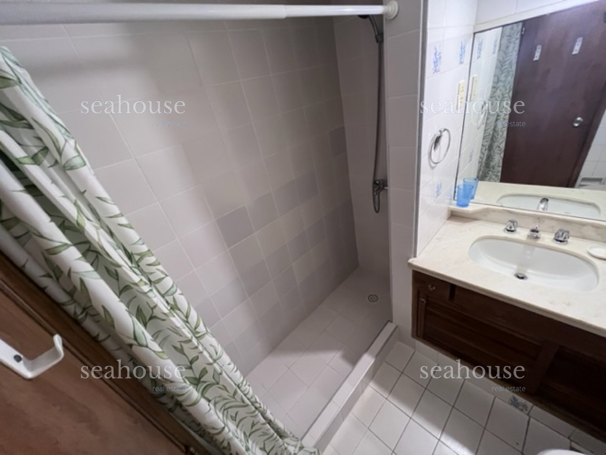 Apartamento Ref.800 - Apartamento en Peninsula a 1 cuadra playa mansa y a 2 playa brava.