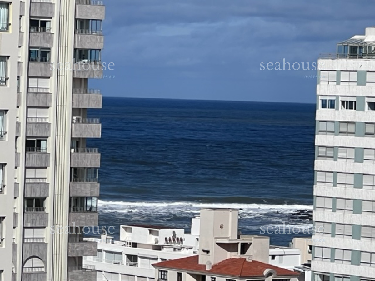 Apartamento Ref.800 - Apartamento en Peninsula a 1 cuadra playa mansa y a 2 playa brava.