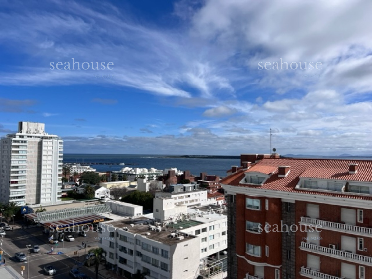 Apartamento Ref.800 - Apartamento en Peninsula a 1 cuadra playa mansa y a 2 playa brava.