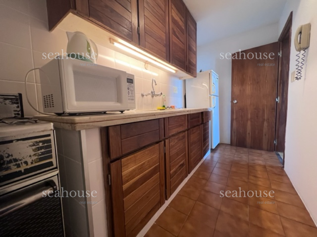 Apartamento Ref.800 - Apartamento en Peninsula a 1 cuadra playa mansa y a 2 playa brava.