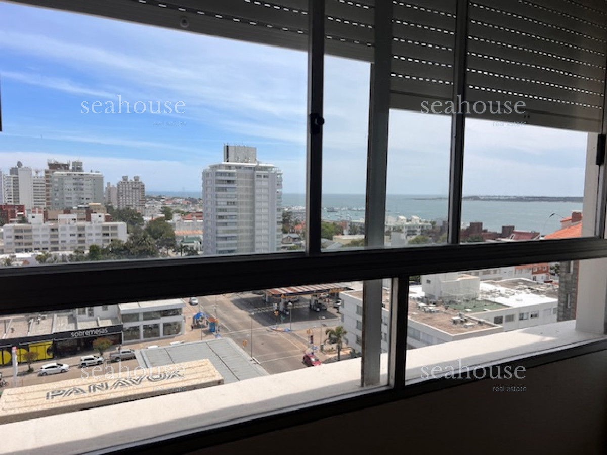 Apartamento en Peninsula a 1 cuadra playa mansa y a 2 playa brava. - SEA800A