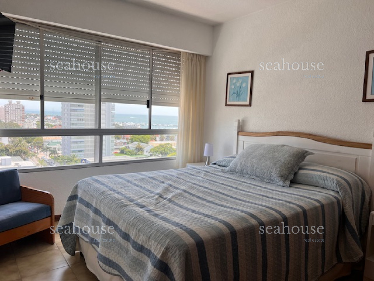 Apartamento Ref.800 - Apartamento en Peninsula a 1 cuadra playa mansa y a 2 playa brava.