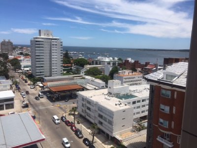 Apartamento en peninsula de 1 dormitorio con vista a la ciudad y al puerto.