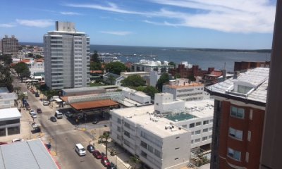 Apartamento en peninsula de 1 dormitorio con vista a la ciudad y al puerto.