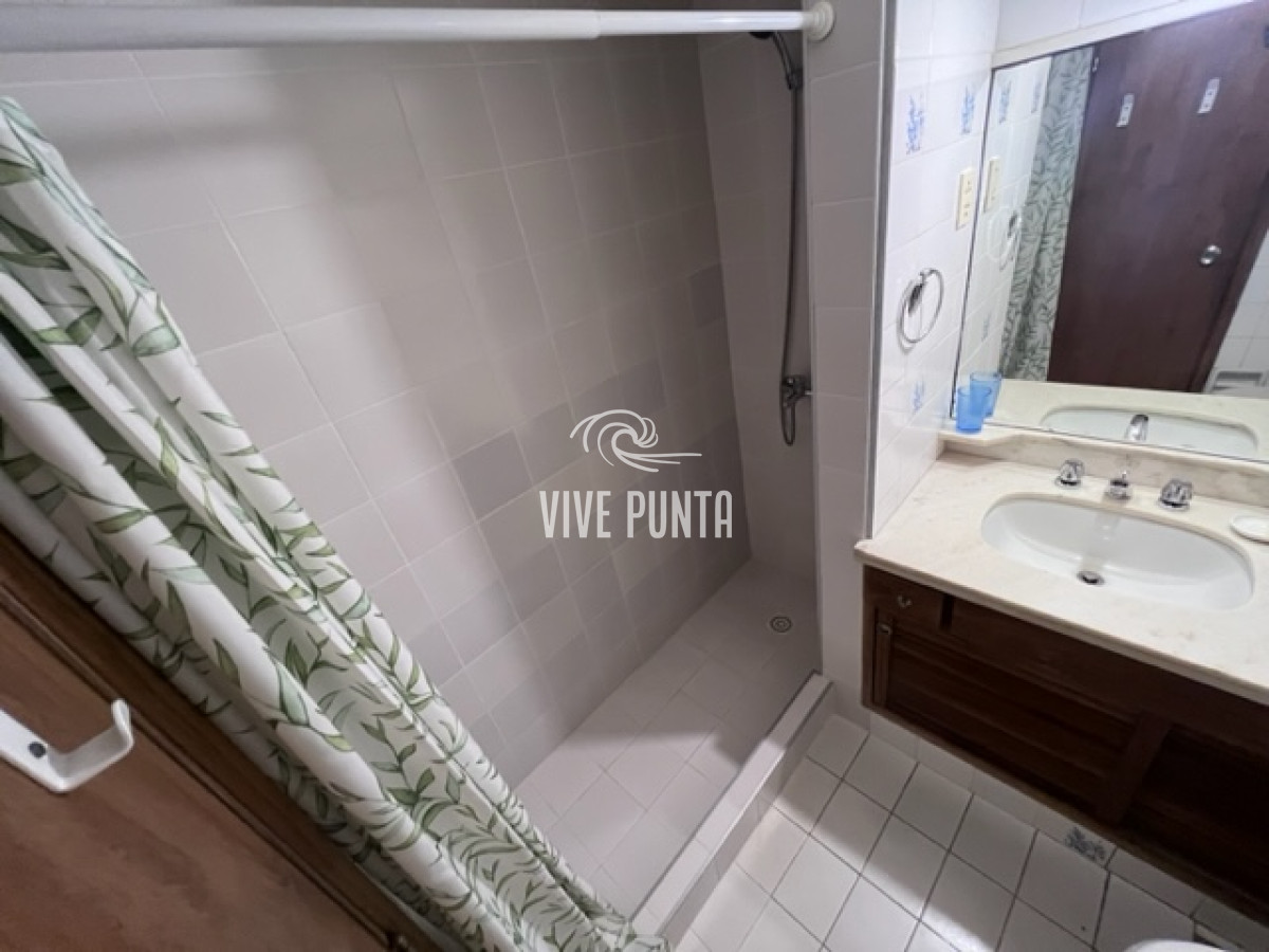 Apartamento ID.436 - Apartamento en Peninsula a 1 cuadra playa mansa y a 2 playa brava.