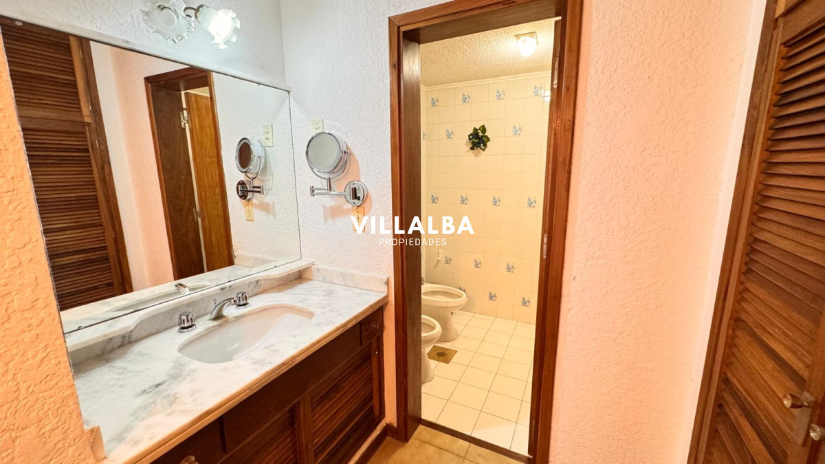 Apartamento ID.4235 - Apto en Torre Gattas -3 dor, 3 Baños, Balcón con vista a la playa mansa y brava. 