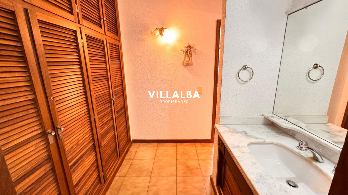 Apartamento ID.4235 - Apto en Torre Gattas -3 dor, 3 Baños, Balcón con vista a la playa mansa y brava. 