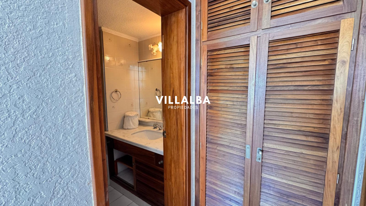 Apartamento ID.4235 - Apto en Torre Gattas -3 dor, 3 Baños, Balcón con vista a la playa mansa y brava. 