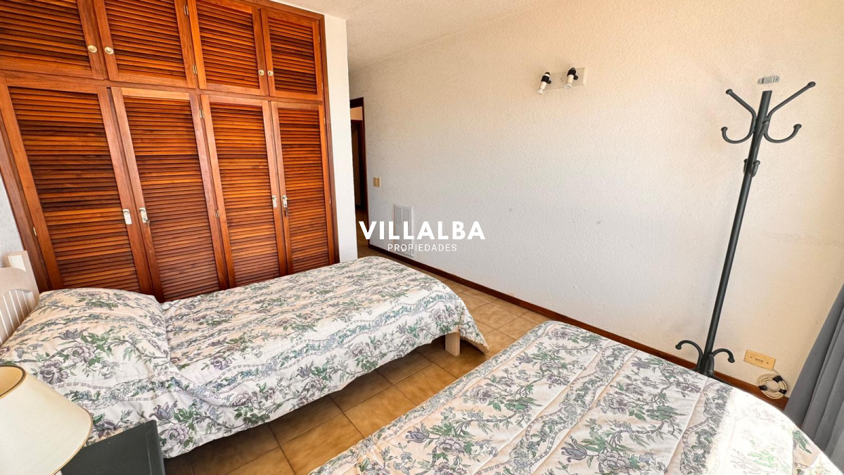 Apartamento ID.4235 - Apto en Torre Gattas -3 dor, 3 Baños, Balcón con vista a la playa mansa y brava. 