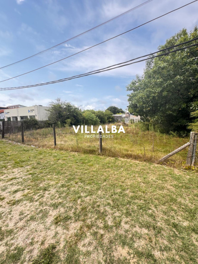 Apartamento ID.4219 - Terreno sobre Av Cordoba frente BPS muy bien ubicado.