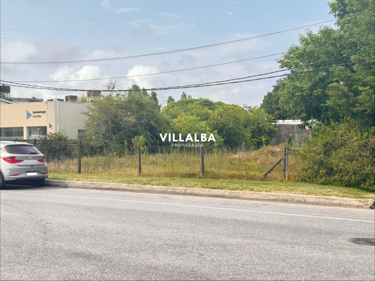 Apartamento ID.4219 - Terreno sobre Av Cordoba frente BPS muy bien ubicado.