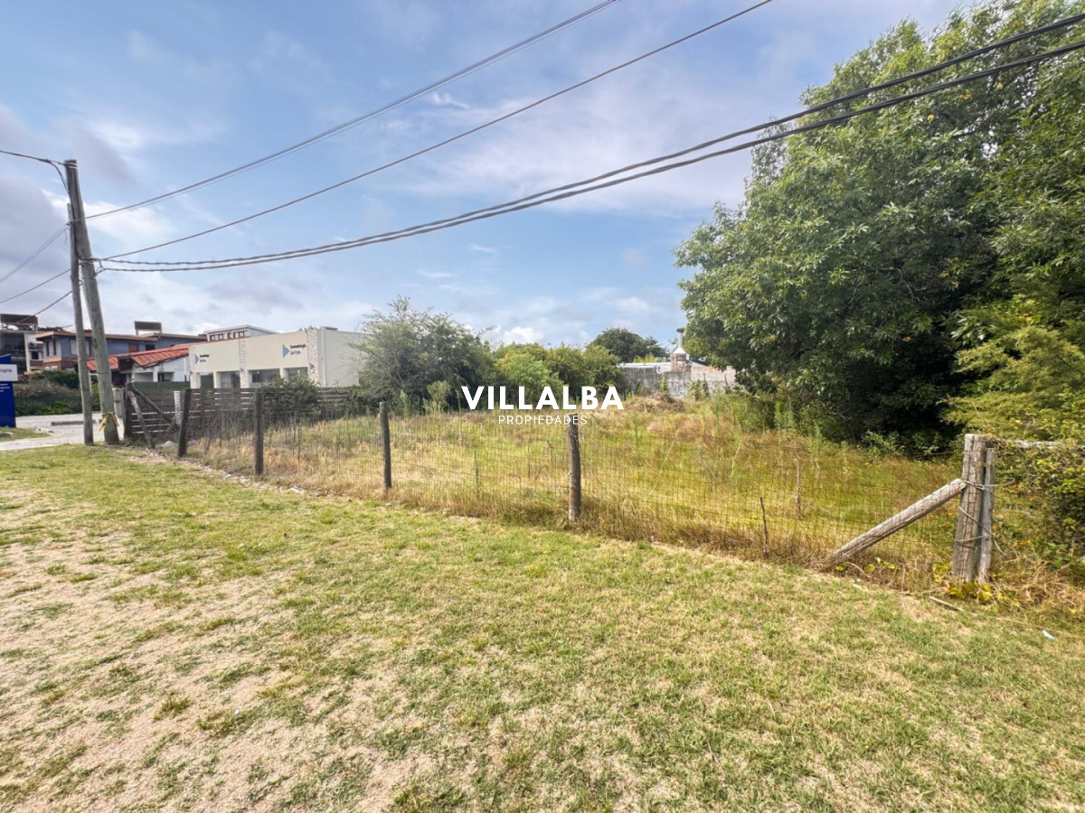 Apartamento ID.4219 - Terreno sobre Av Cordoba frente BPS muy bien ubicado.