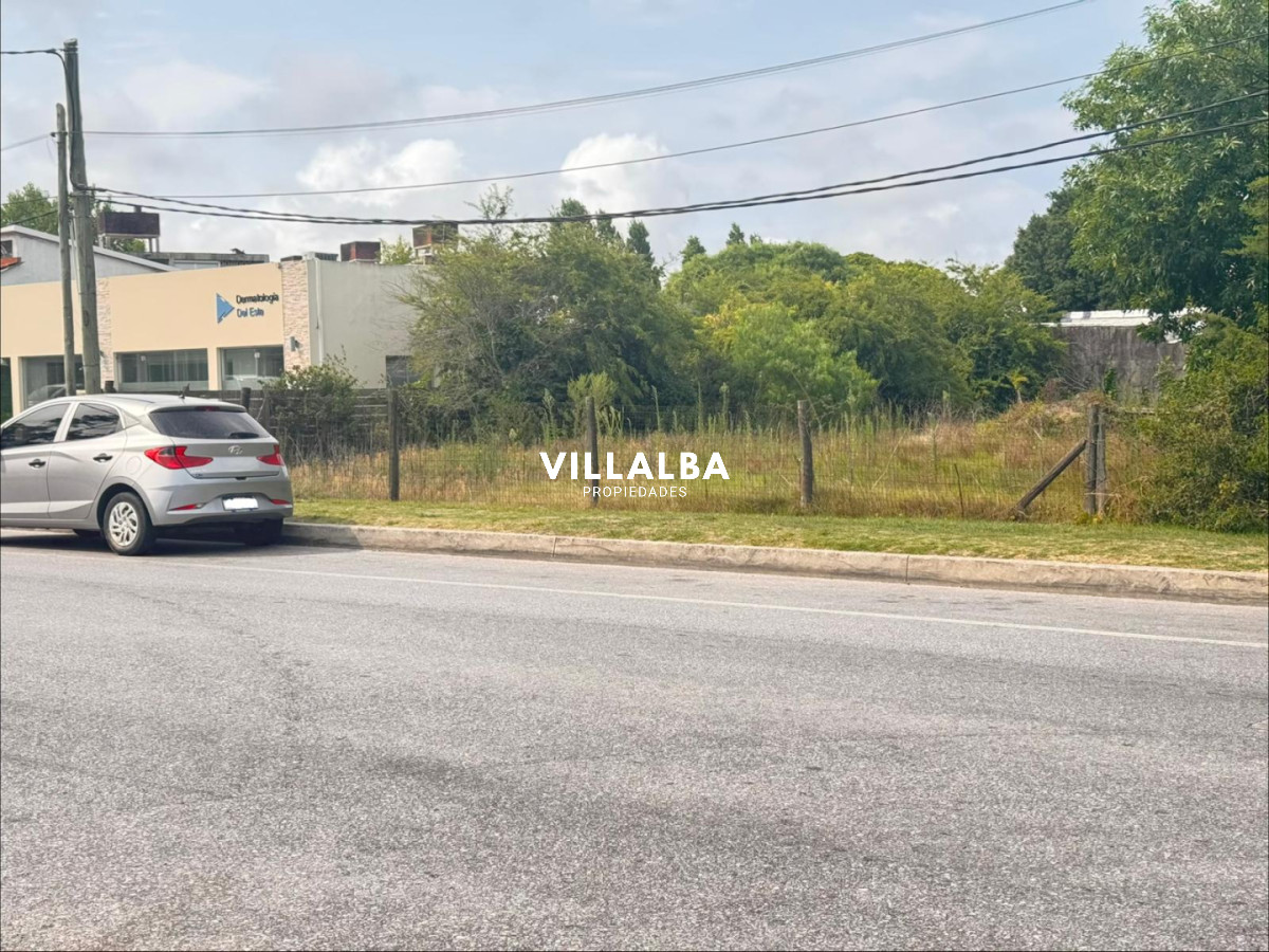 Apartamento ID.4219 - Terreno sobre Av Cordoba frente BPS muy bien ubicado.