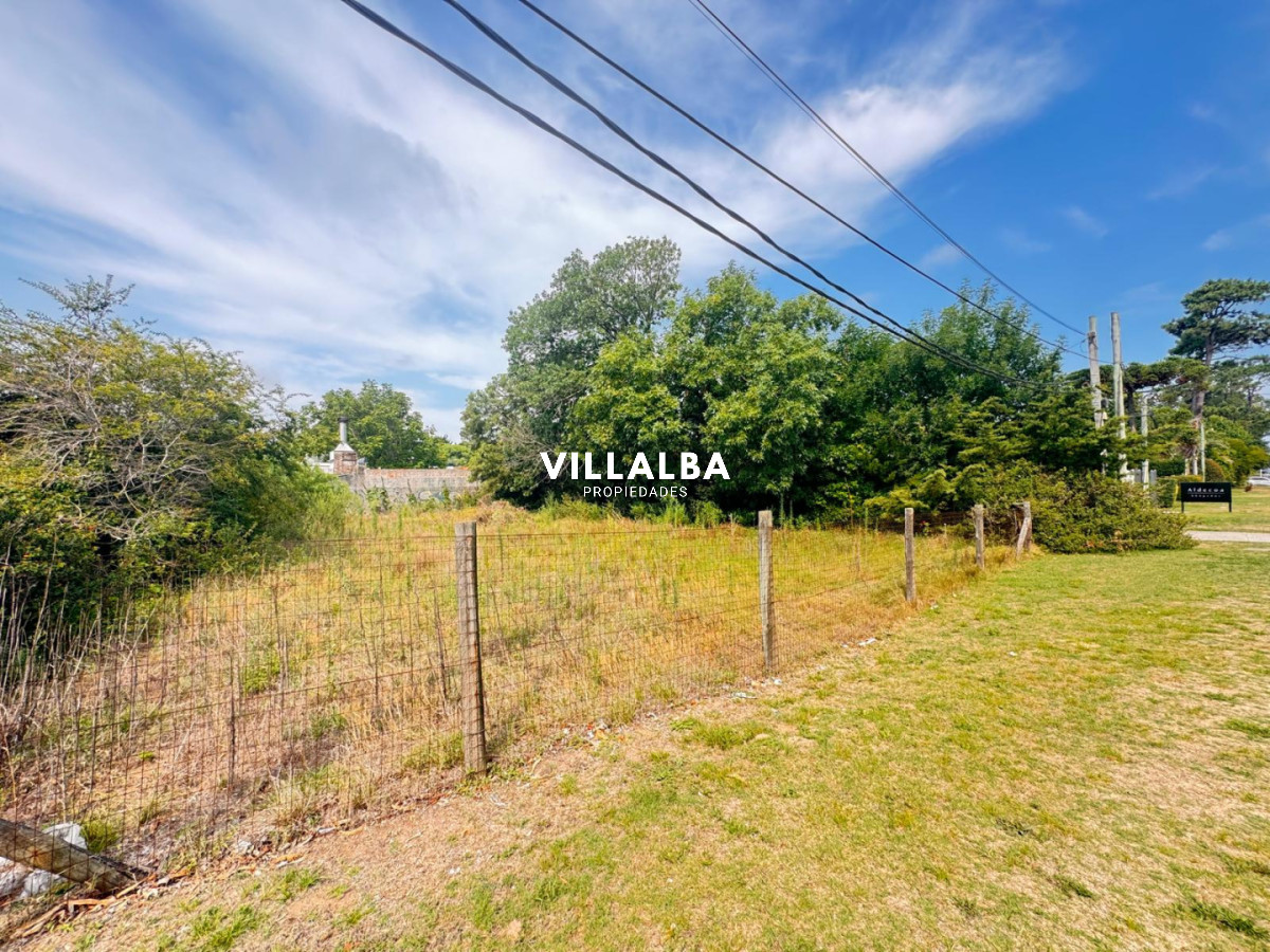 Apartamento ID.4219 - Terreno sobre Av Cordoba frente BPS muy bien ubicado.