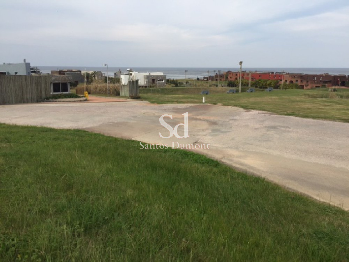 Terreno ID.24025 - Terreno con una ubicacion Espectacular frente a la plaza donde esta el Chorro y frente al complejo de Terrazas. 