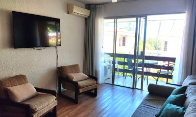 Apartamento reciclado 2 dormitorios con cochera y baulera en Playa Mansa Punta del Este