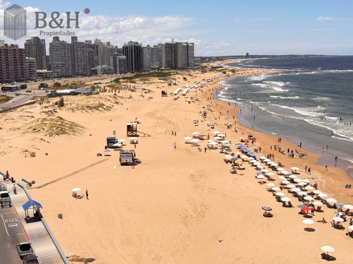 Apartamento ID.6253 - Apartamento en de 1 dormitorio frente a playa Brava.
