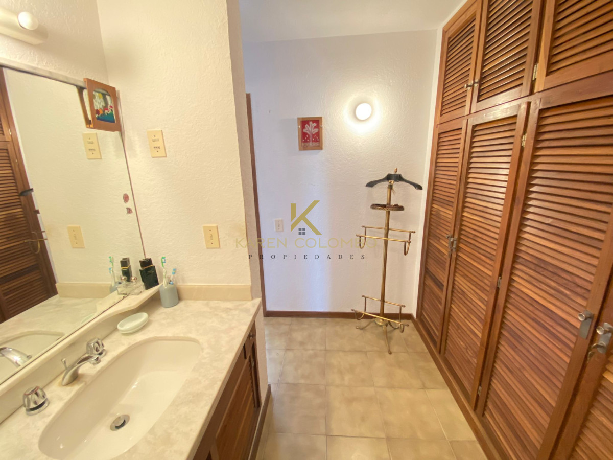 Apartamento ID.21095623 - Apto en Torre Gattas - 3 dor, 3 Baños ( 2 en suite), Balcon con vista a la playa mansa y brava. En una excelente Ubicacion. Consulte!!!!! por alquiler