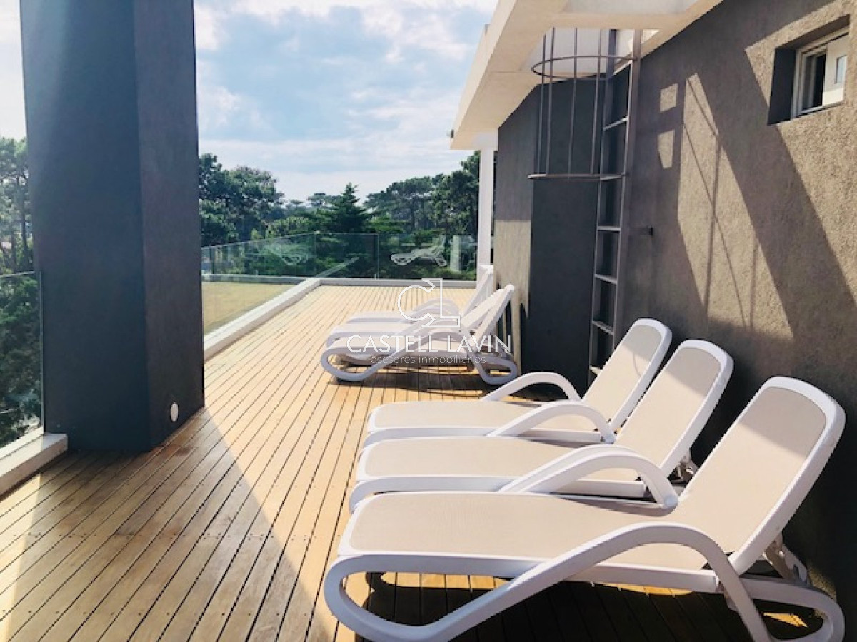 Apartamento ID.293 - Penthouse - En Alquiler 2 dor, 2 baños, con amplia terraza con vista al bosque. 