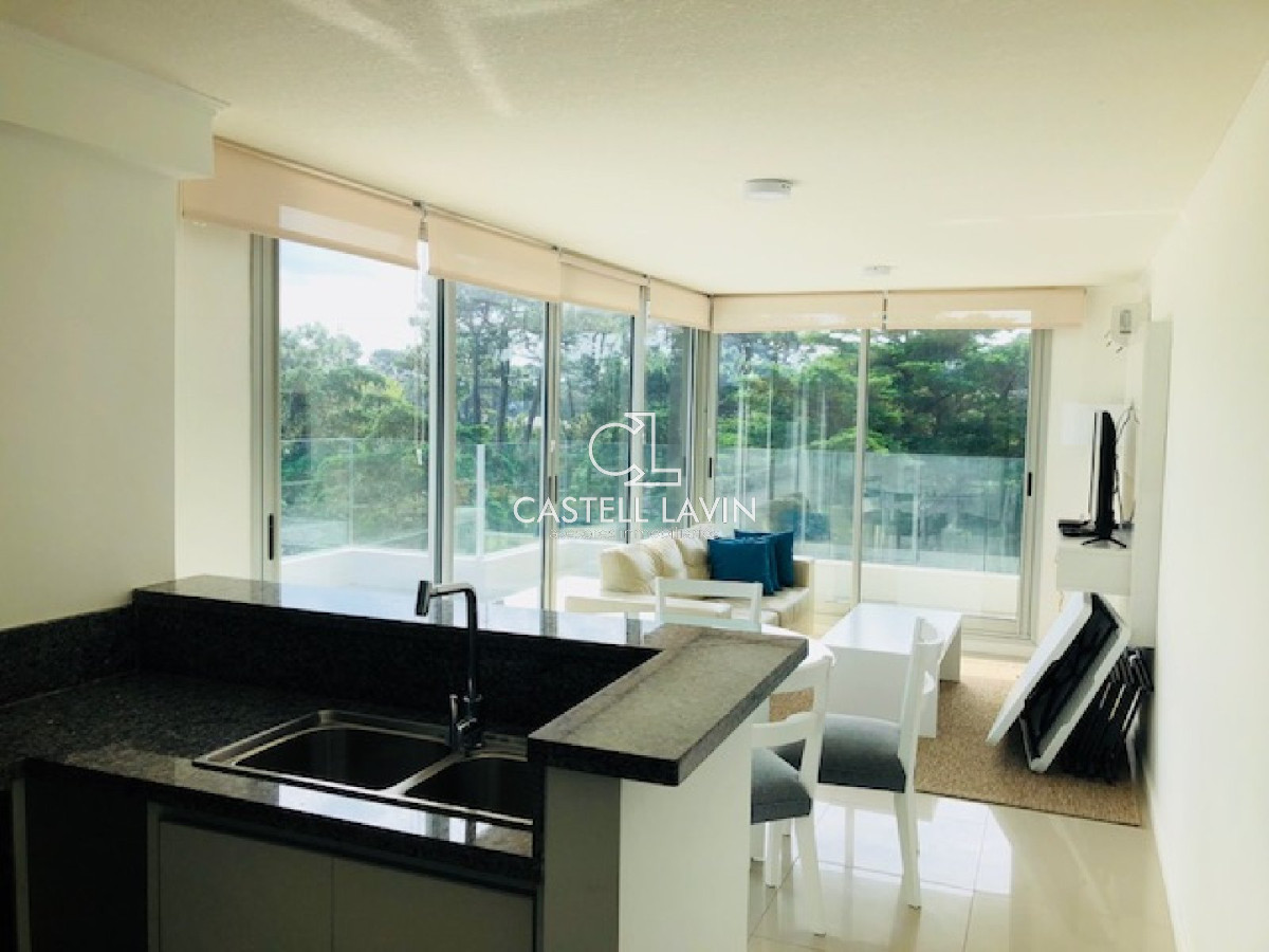 Apartamento ID.293 - Penthouse - En Alquiler 2 dor, 2 baños, con amplia terraza con vista al bosque. 