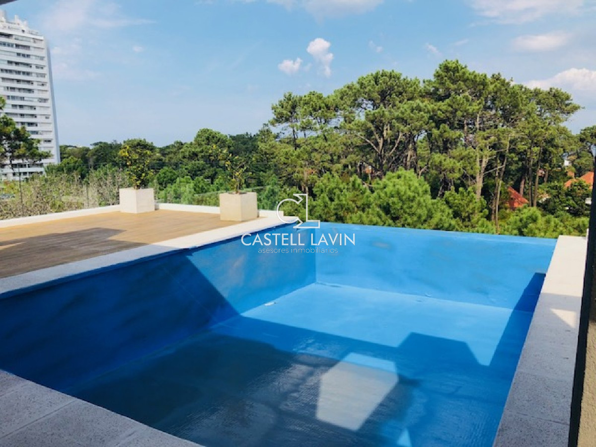 Apartamento ID.293 - Penthouse - En Alquiler 2 dor, 2 baños, con amplia terraza con vista al bosque. 