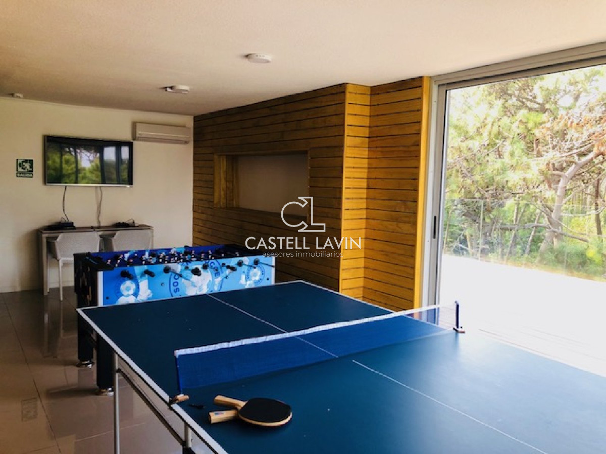 Apartamento ID.293 - Penthouse - En Alquiler 2 dor, 2 baños, con amplia terraza con vista al bosque. 