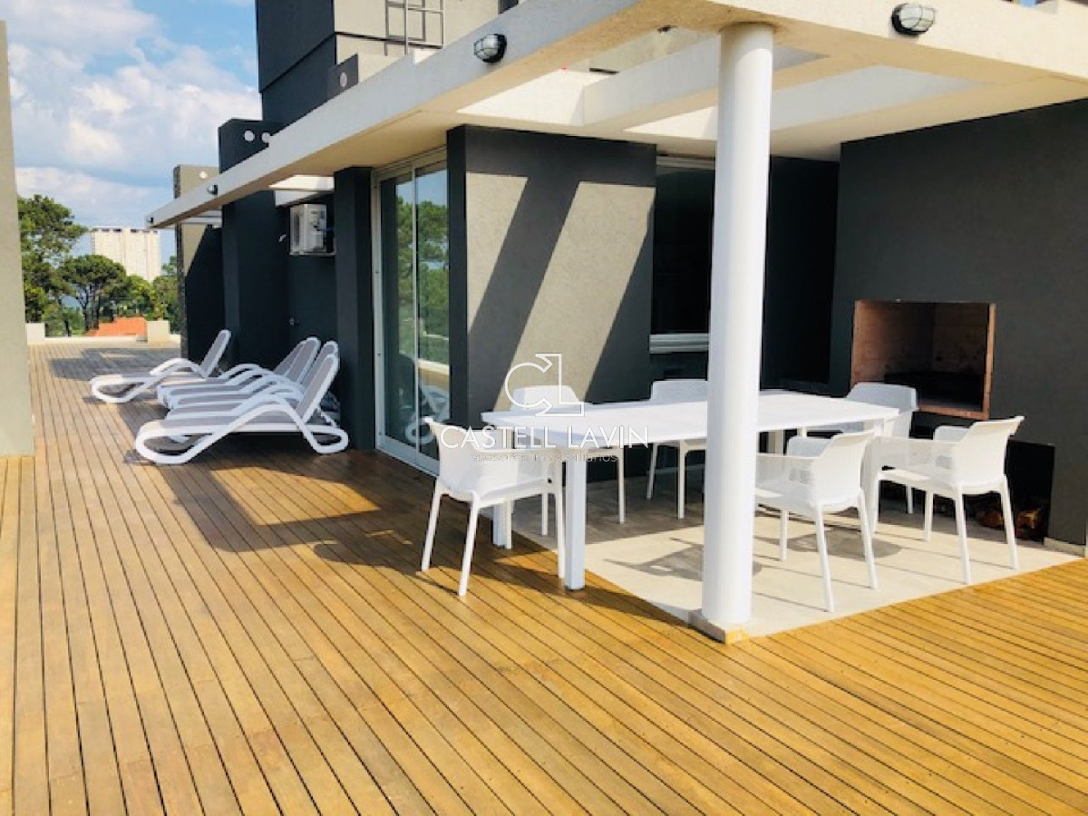 Apartamento ID.293 - Penthouse - En Alquiler 2 dor, 2 baños, con amplia terraza con vista al bosque. 