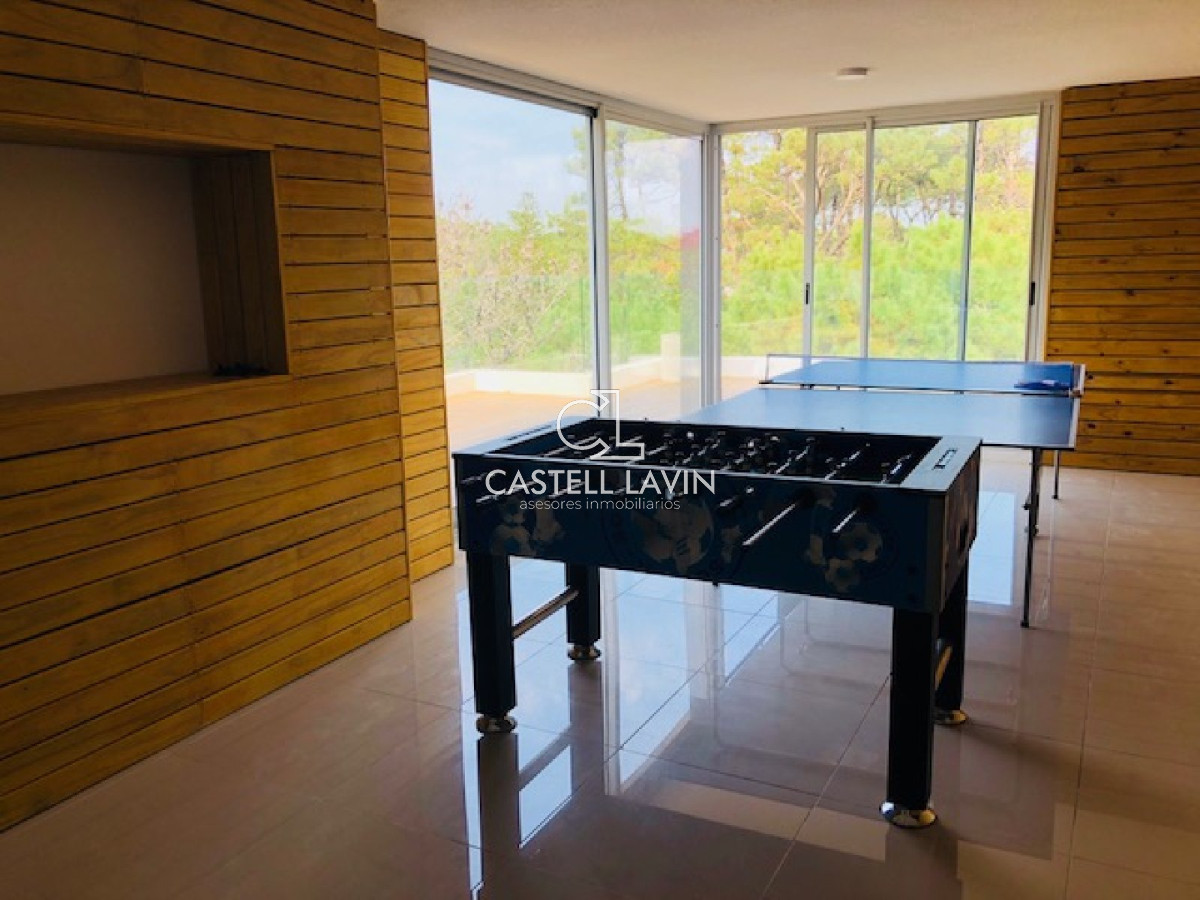 Apartamento ID.293 - Penthouse - En Alquiler 2 dor, 2 baños, con amplia terraza con vista al bosque. 