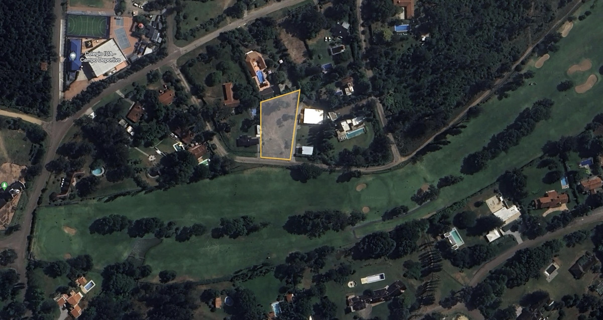 Terreno en Barrio del Golf con vista frente a la cancha de golf.
