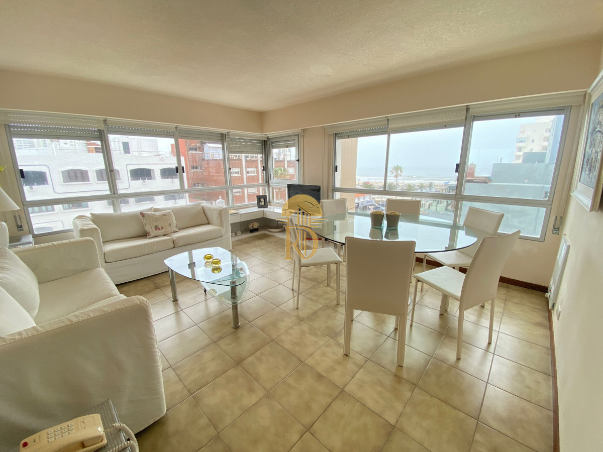 Apto de 2 dormitorios 2 baños, en la entrada de Punta del Este, Parada 1 mansa el edificio cuenta con servicio de playa en mansa y  brava. -id-394