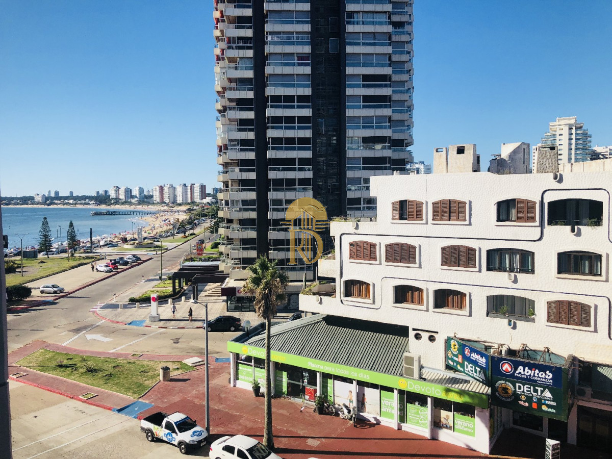 Apto de 2 dormitorios 2 baños, en la entrada de Punta del Este, Parada 1 mansa el edificio cuenta con servicio de playa en mansa y  brava. -id-394-8